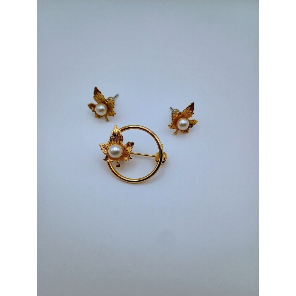 Vintage Pin And Earrings Pearl on Maple Leaf in Circle Small Goldtone